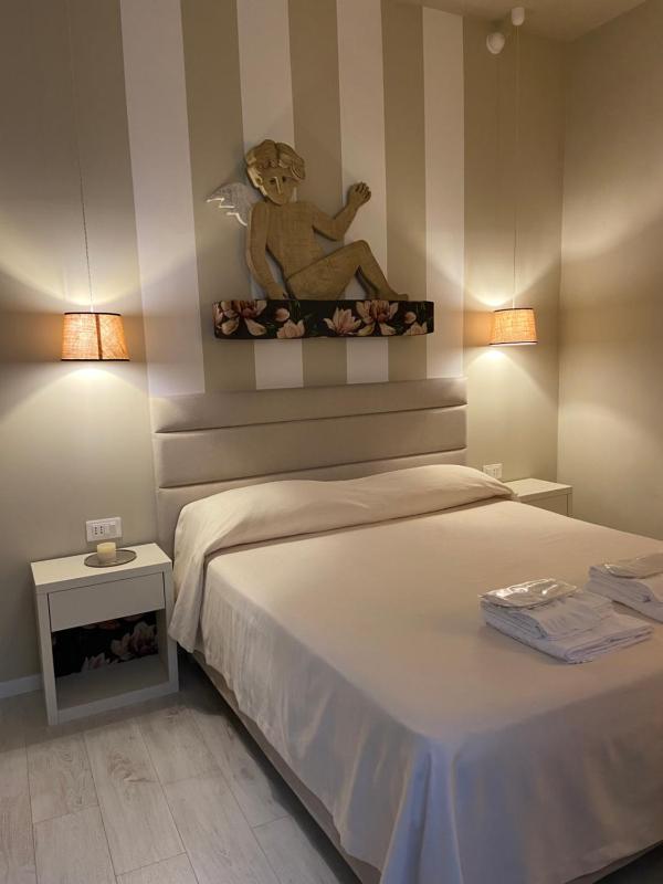 Large Double Room image 3