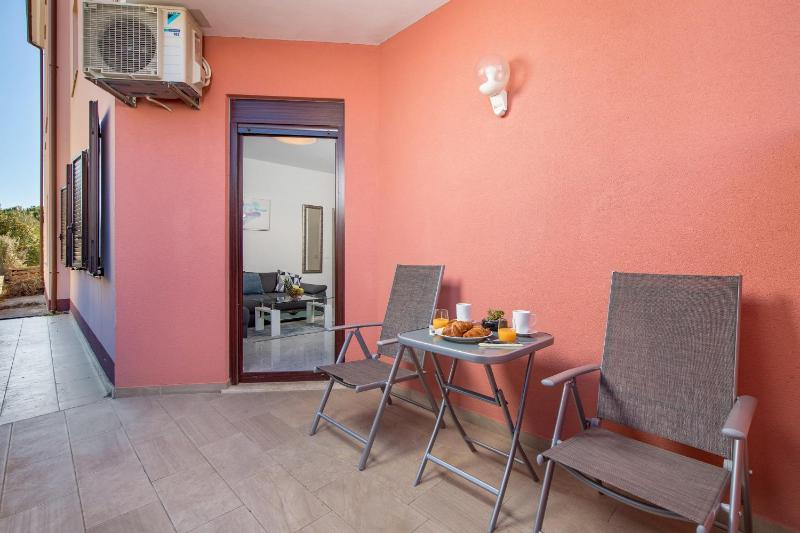Apartment Isola with terrace and parking - image 4