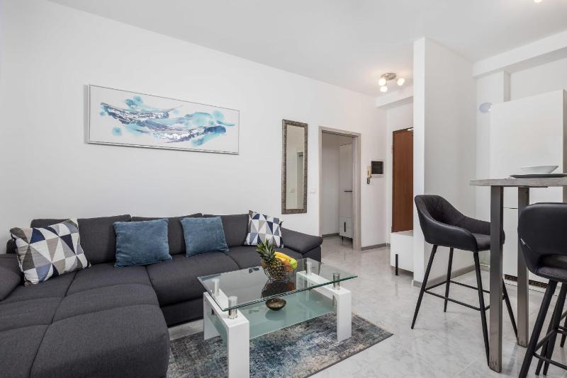 Apartment Isola with terrace and parking - image 19