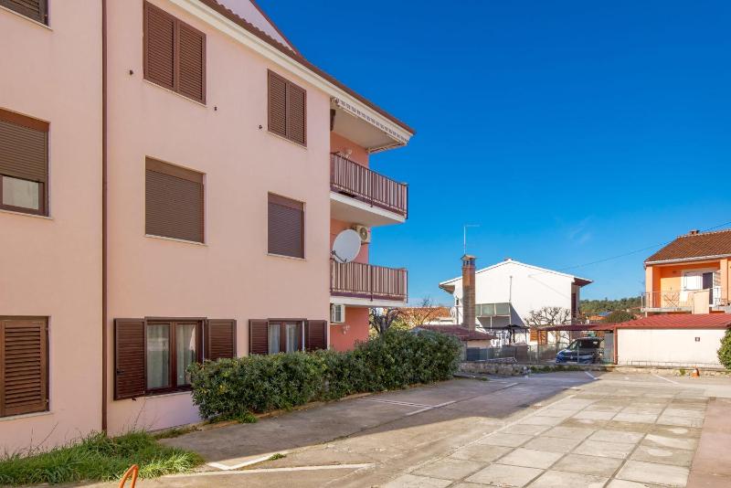 Apartment Isola with terrace and parking - image 17