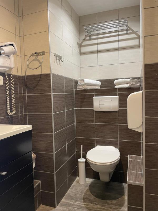 Family Room (5 Adults) image 4