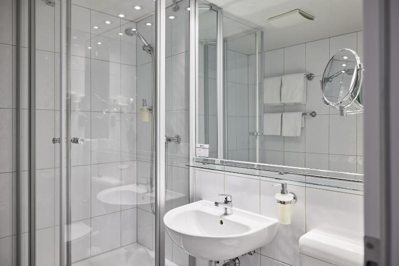 Standard Double Room image 4