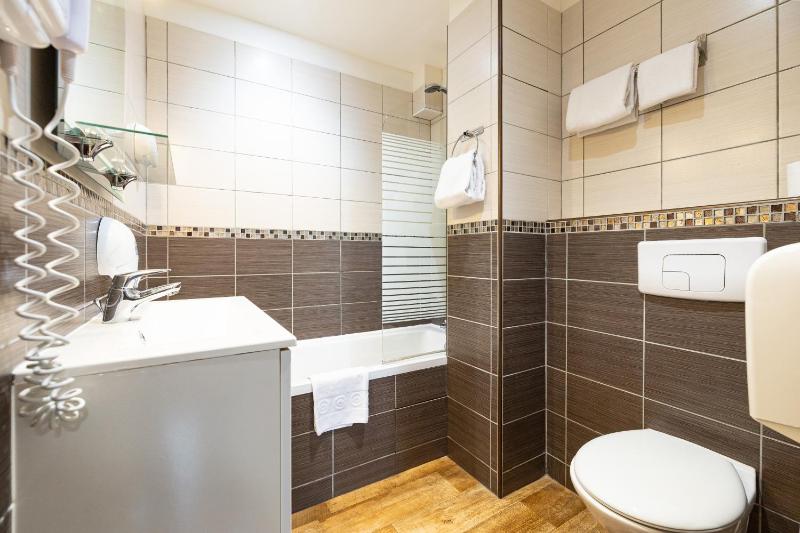 Family Room (3 Adults) image 3