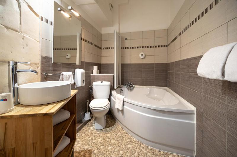 Family Room (4 Adults) image 4