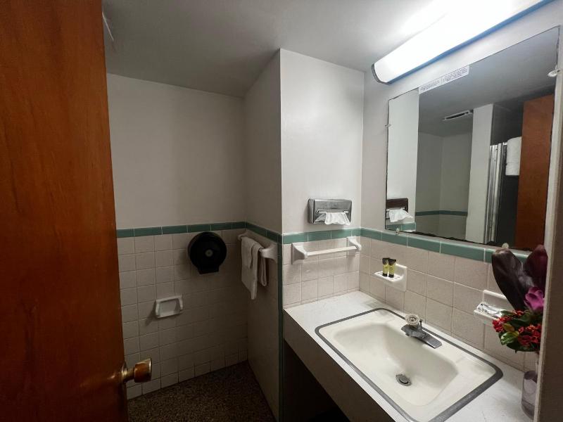 Nocturne Motel - image 14