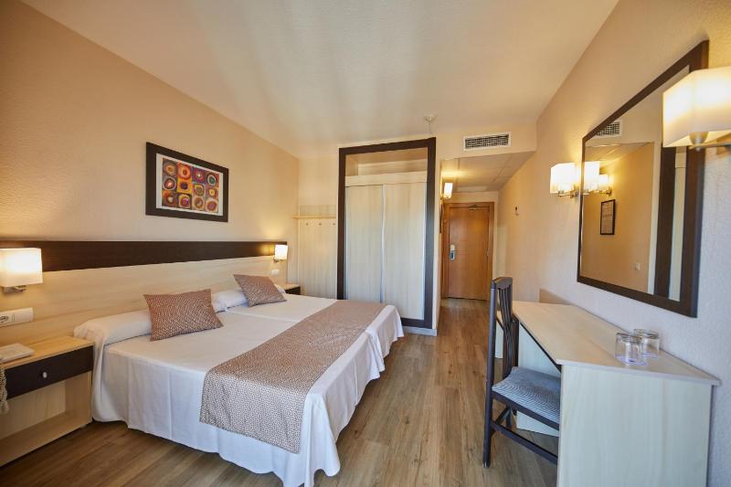 Double or Twin Room image 4
