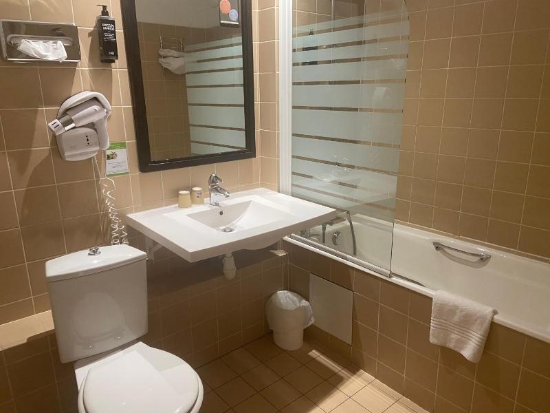 Standard Family Suite with One Double Bed and Twin Beds image 2