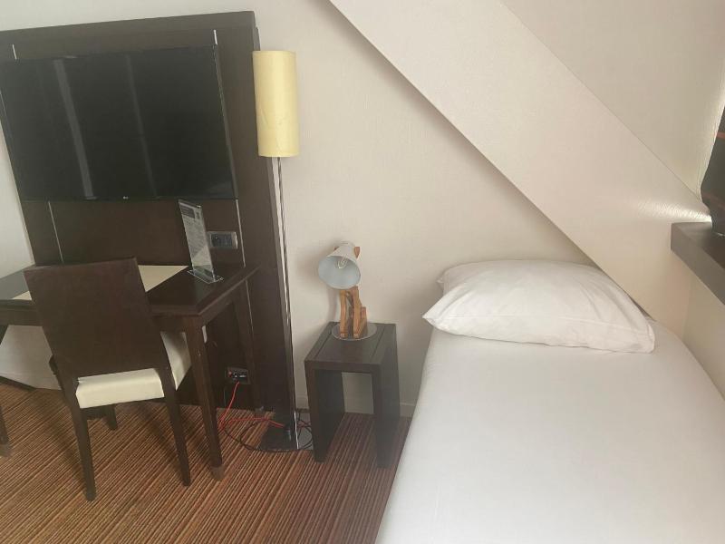 Standard Family Suite with One Double Bed and Twin Beds image 3