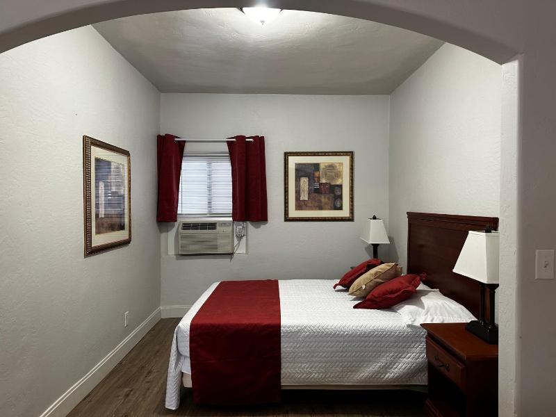 Queen Room with Two Queen Beds image 4