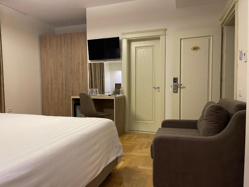 Standard Double Room image 2