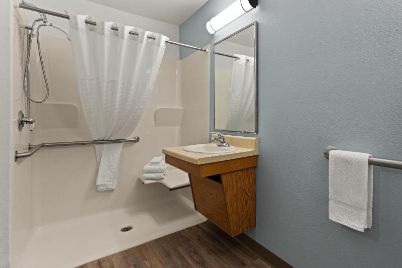 Standard Double Room - Accessible/Non-Smoking image 3