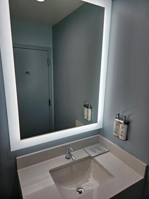 Suite with Hot Tub image 3