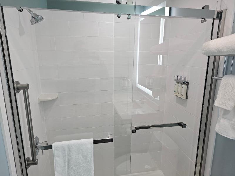 Suite with Hot Tub image 2