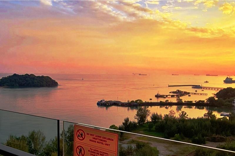 PD Seaview Sunset Cozy Staycation With Pool & Netflix Private Unit - image 1