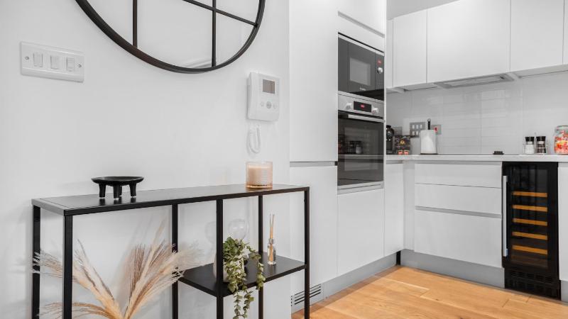 Axium Escape- 2 bed apartment Birmingham City Centre - image 11