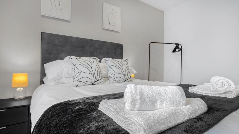 Axium Escape- 2 bed apartment Birmingham City Centre - image 17