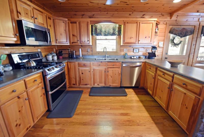 Point of View-Amazing Views-Hot Tub- Pool Table-Wifi-Firepit-Gas Fireplace - image 12