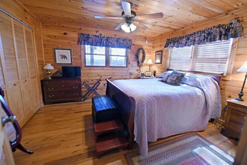 Point of View-Amazing Views-Hot Tub- Pool Table-Wifi-Firepit-Gas Fireplace - image 22
