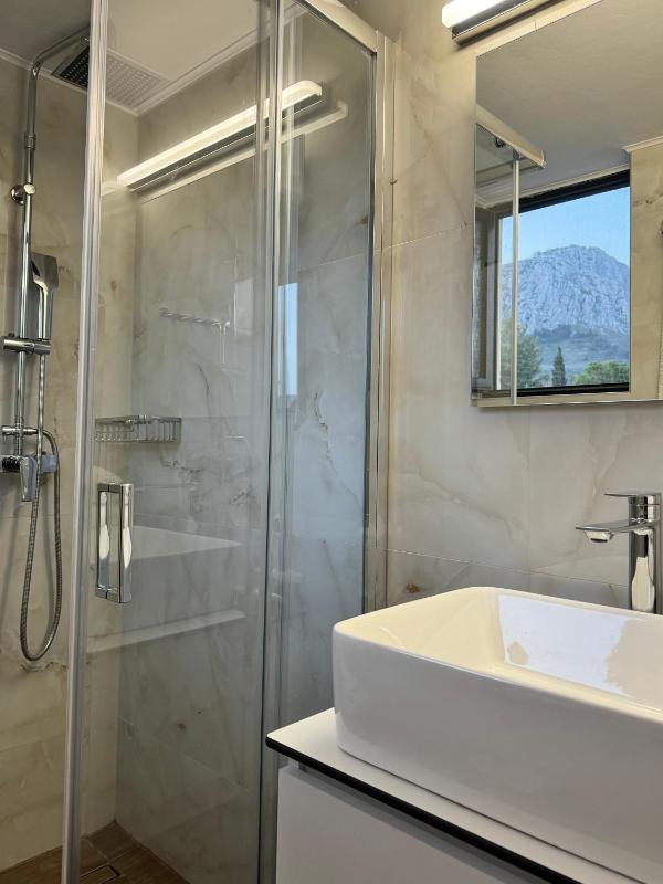 Quadruple Room with Mountain View image 3