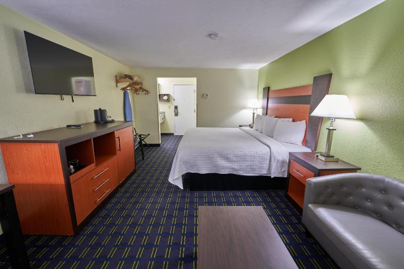 Standard King Room Courtyard/Pool Access Smoke Free