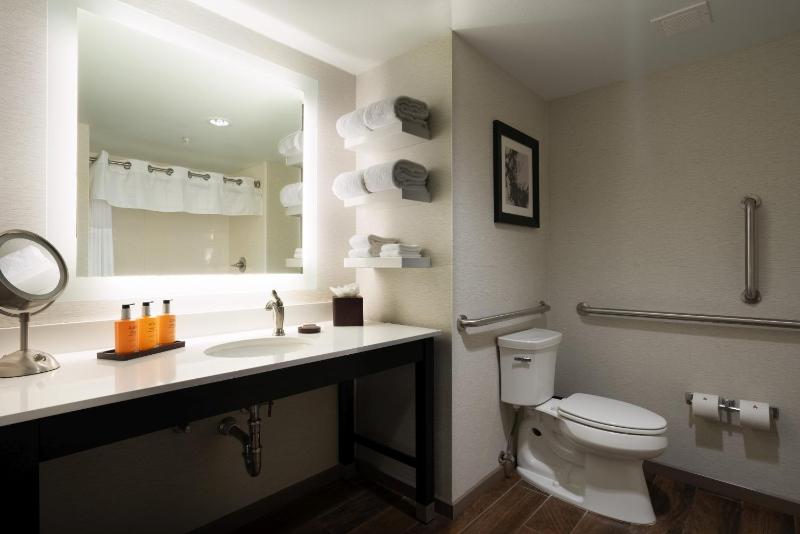 Queen Room with Two Queen Beds - Disability Access image 1