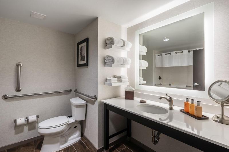 Queen Room with Two Queen Beds - Disability Access image 4