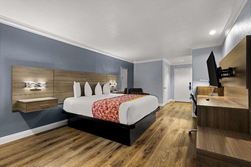 King Room with Roll-in Shower - Disability Access/Non-Smoking image 4