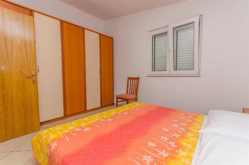 One-Bedroom Apartment with Terrace and Sea View image 4