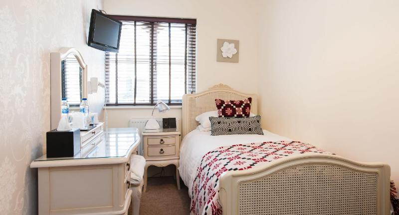 Single Room with Shared Bathroom image 2