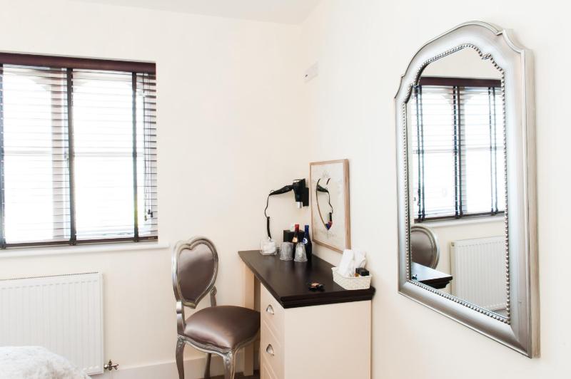Twin Room with Shared Bathroom image 2