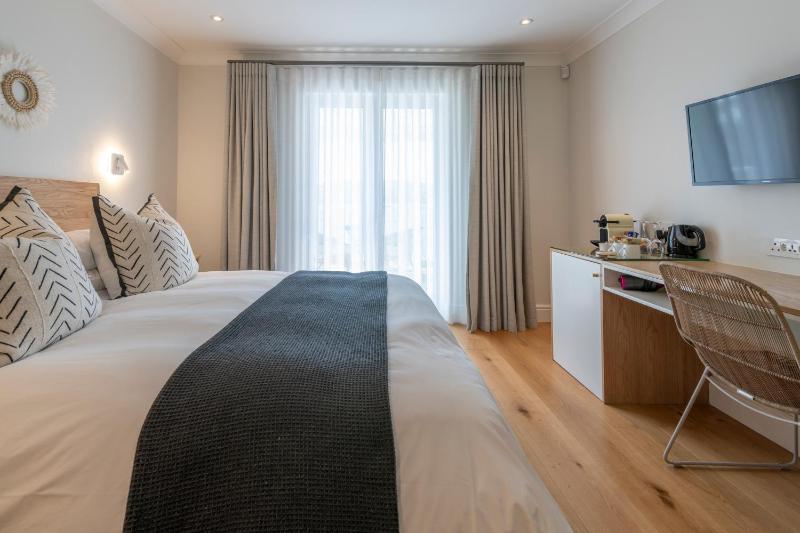 Hide-Away Guest House - image 3