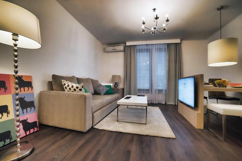 Classic Apartment with Twin Beds image 2