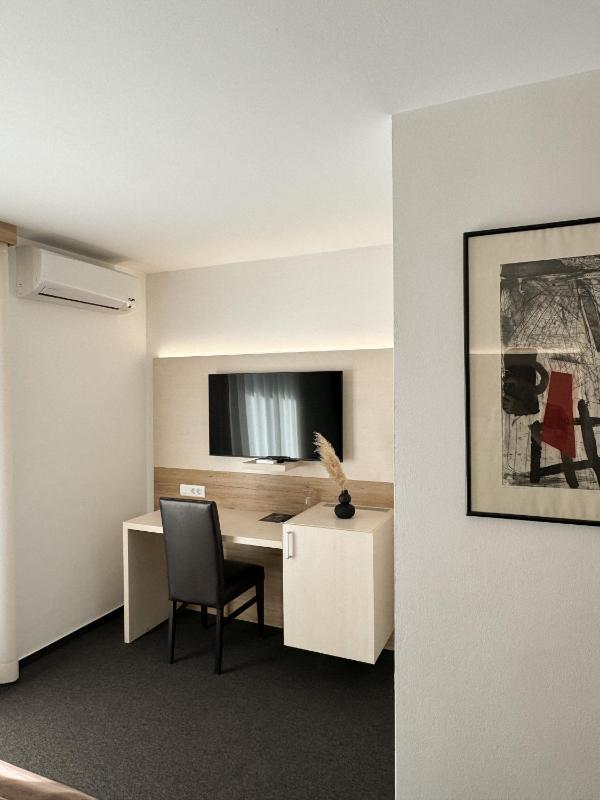 Double or Twin Room image 4