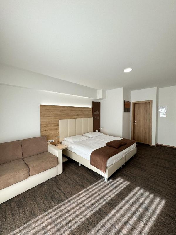 Double Room with Extra Bed image 4