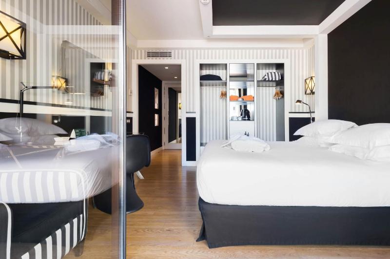 Deluxe Double Room with Balcony image 4