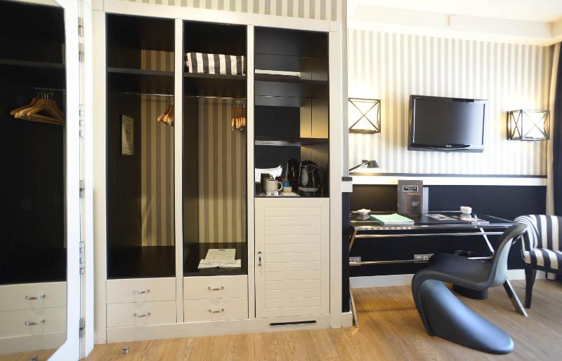 Deluxe Double Room with Balcony image 2