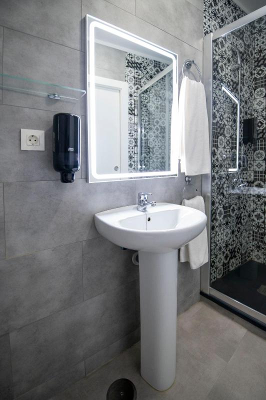 Double or Twin Room image 4