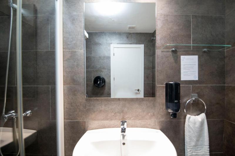 Standard Single Room image 4