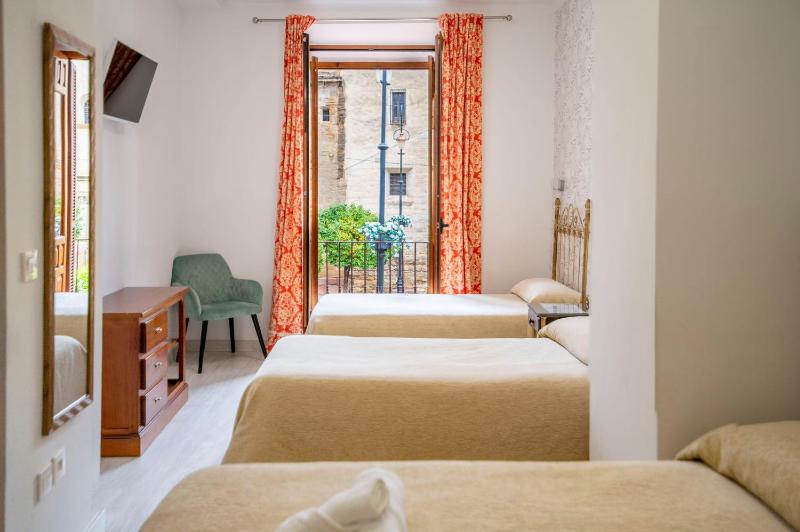Standard Triple Room image 3
