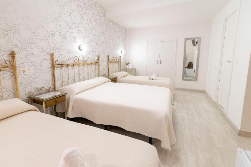 Standard Quadruple Room image 1