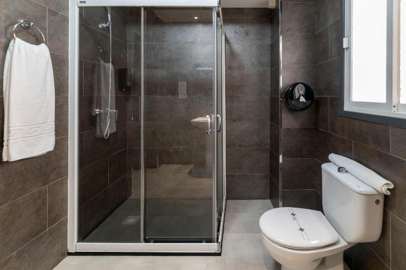 Standard Quadruple Room image 2