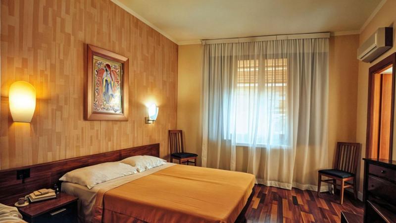 Double Room image 1