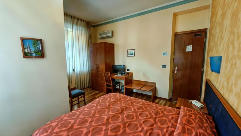 Small Double Room image 1
