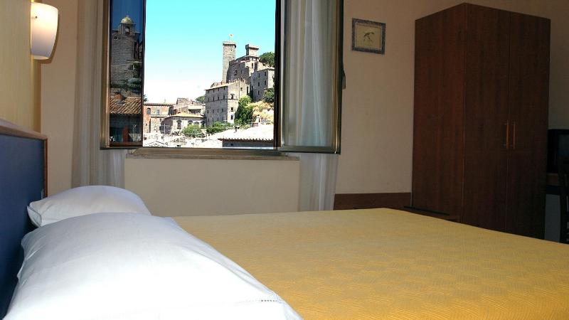 Double Room image 3