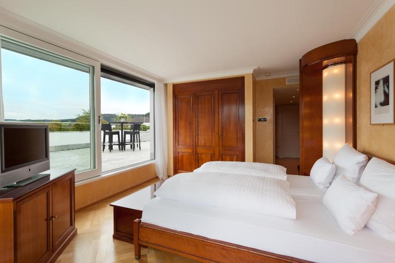 Suite with Hot Tub image 4