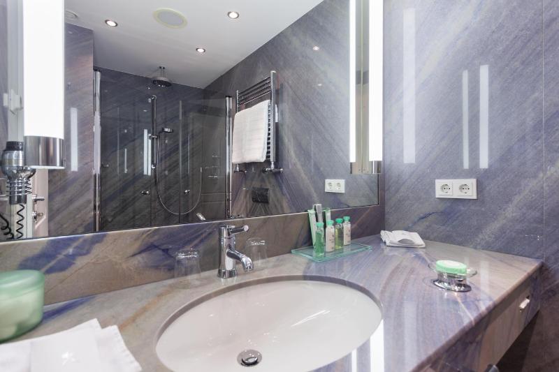 Suite with Hot Tub image 3