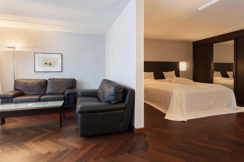Suite with Balcony image 3