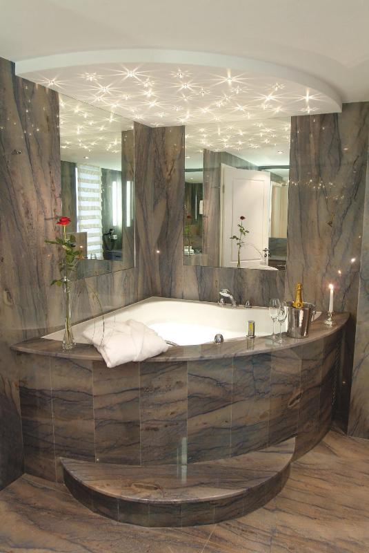Suite with Hot Tub image 2