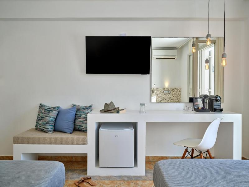 Deluxe Double or Twin Room with Balcony image 4