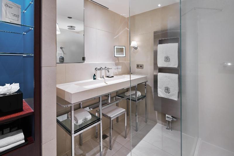Classic Single Room with Garden View image 3